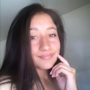 Meet your Posher, Larissa